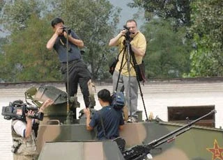 Phóng viên nước ngoài tác nghiệp.
