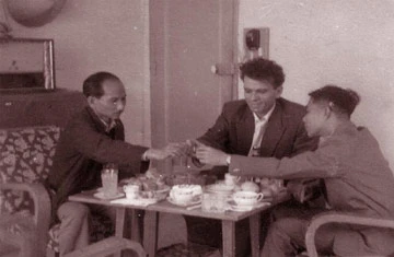 Nguyễn Tuân (trái) và Nguyễn Huy Tưởng (phải) tiếp khách quốc tế