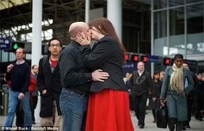 Cặp đôi hàng ngày hôn nhau say đắm ở ga tàu ảnh 1