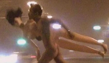 Khỏa thân ôm búp bê tình dục rượt đuổi giữa phố ảnh 3 Khỏa thân ôm búp bê tình dục rượt đuổi giữa phố ảnh 3