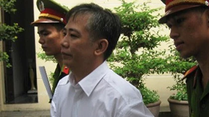 Những gã đàn ông rình vợ đi khách sạn ảnh 2