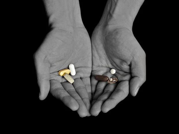 Bẻ nhỏ thuốc ra uống: lợi hay hại? ảnh 1