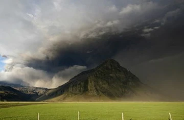 Ngọn núi lửa thứ hai ở Iceland sắp sửa phun trào, đe dọa an ninh hàng không ảnh 1