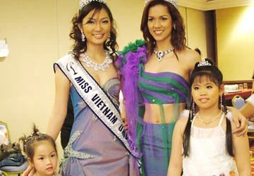 Luật cấm, cả đoàn hoa hậu chui vẫn lọt ảnh 1