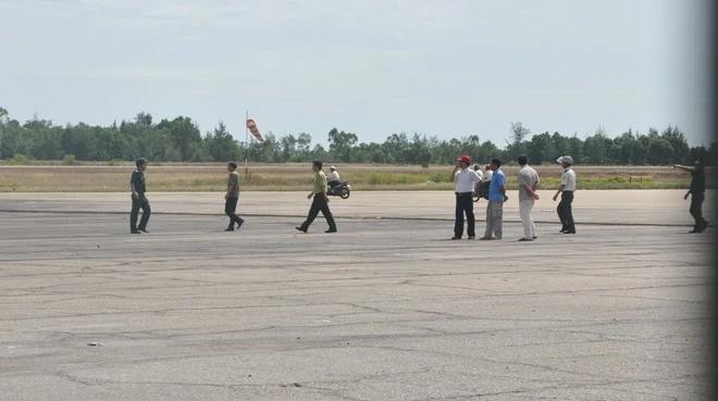 Hủy toàn bộ chuyến bay đến Phú Bài vì “bò tót" ảnh 2