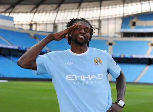 Adebayor đặt bút kí vào bản hợp đồng 5 năm với Man "xanh" - Ảnh: PA