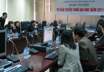 Nhiều đại học tư vấn tuyển sinh qua chat ảnh 1