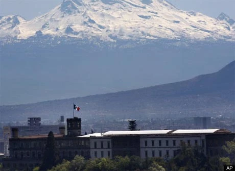 Nằm ở Mexico City, lâu đài Chapultepec xuất hiện trong bộ phim "Romeo và Juliet" năm 1996 do Leonardo DiCaprio và Claire Danes đóng. Ảnh: AP.