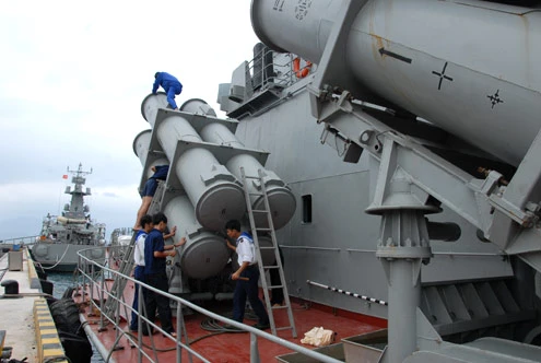 Thủy thủ kiểm tra tàu chuẩn bị đi biển.