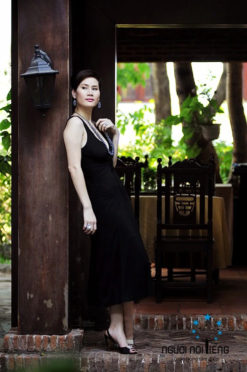 Thân Thúy Hà quý phái đầm đen ảnh 4