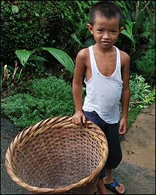 Trẻ em trong làng được dạy thu lượm rác từ bé.