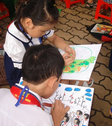 Chúng em vẽ tranh bảo vệ rừng ảnh 1