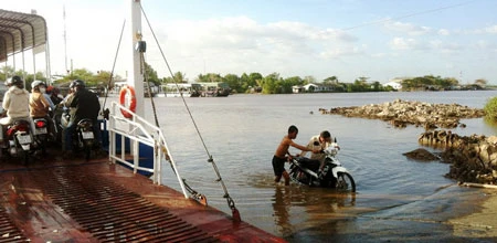 Phà chở đông, người và xe rơi xuống nước ảnh 1