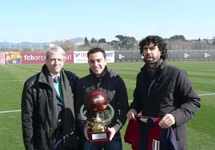 Xavi nhận danh hiệu “tiền vệ xuất sắc nhất 2011” từ người Italia ảnh 1 Xavi nhận danh hiệu “tiền vệ xuất sắc nhất 2011” từ người Italia ảnh 1