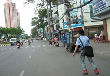 Đi học bằng giày trượt patin ảnh 1