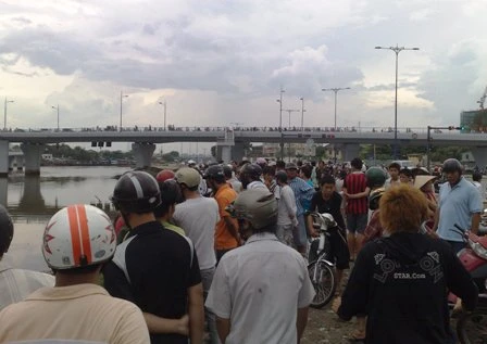 Xác cụ bà dưới kênh Tàu Hũ ảnh 1