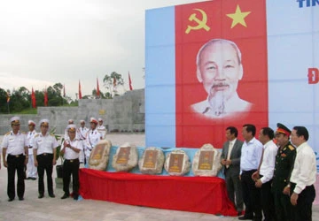 Lễ thượng cờ kỷ niệm ngày 30-4-1975 bên bờ Hiền Lương ảnh 1 Lễ thượng cờ kỷ niệm ngày 30-4-1975 bên bờ Hiền Lương ảnh 1