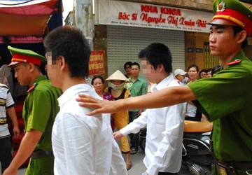 Xuất cảnh, đi tù bị xóa hộ khẩu? ảnh 1