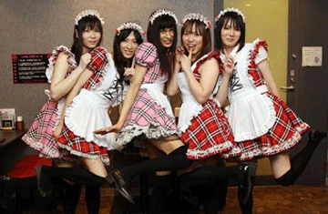 Những bồi bàn nam váy ngắn ở Tokyo ảnh 1