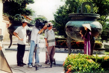 Cửu đỉnh khắc hình ảnh Kinh Vĩnh Tế (An Giang) tại Đại nội Huế. Ảnh: NGUYỄN HỮU QUANG Cửu đỉnh khắc hình ảnh Kinh Vĩnh Tế (An Giang) tại Đại nội Huế. Ảnh: NGUYỄN HỮU QUANG