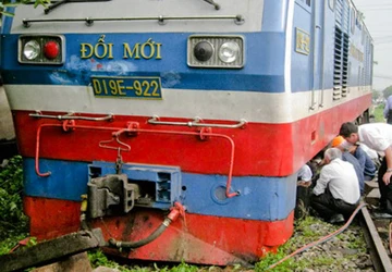 Đầu tàu xe lửa trật bánh khỏi đường ray ảnh 1