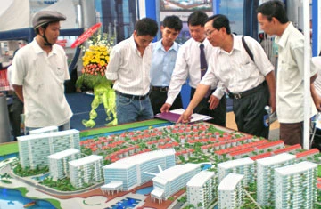 Nhiều ý kiến cho rằng thuế TNCN với chuyển nhượng hợp đồng góp vốn mua căn hộ áp mức thu 2% trên hợp đồng là thuận lợi nhất. Ảnh minh họa: MAI THẢO