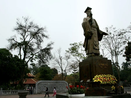 Tượng đài Lý Thái Tổ trông ra Hồ Gươm. Ảnh: Lê Anh Dũng. Tượng đài Lý Thái Tổ trông ra Hồ Gươm. Ảnh: Lê Anh Dũng.