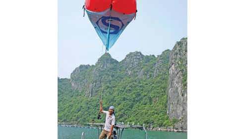 Chụp hình Hạ Long bằng... diều bong bóng ảnh 1