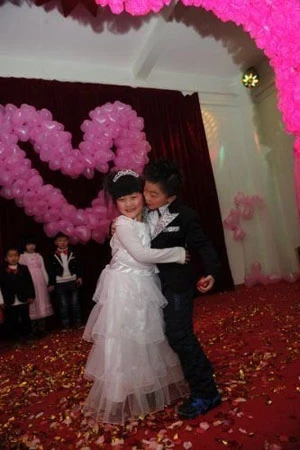 Đột nhập "đám cưới" tập thể của trẻ em ảnh 1