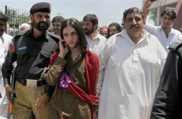 Một người đàn ông bị bắt vì cưới người đã... hoạn ảnh 1 Một người đàn ông bị bắt vì cưới người đã... hoạn ảnh 1