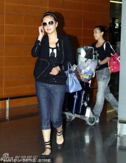 Triệu Vy bị 'bao vây' ở sân bay ảnh 1