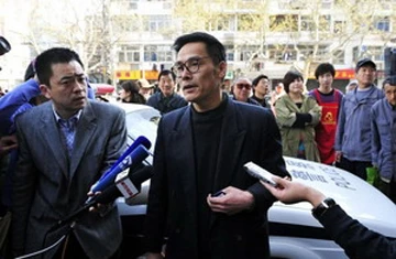 Phó giáo sư "đổi vợ" lĩnh án gần 4 năm tù giam về tội dâm loạn tập thể ảnh 1