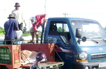 Chuyến tải hàng hóa cuối cùng diễn ra tại cặp cửa khẩu Hà Tiên – Prek Chak lúc 9 giờ sáng 5-10. Ảnh: LĐ