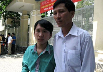 Cha bế con liệt hai chân đi thi ĐH ảnh 1