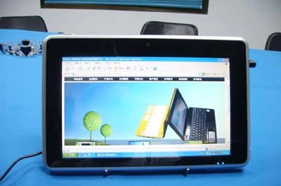 Màn hình cảm ứng 10,2 inch, độ phân giải 1.024 x 600 pixel.