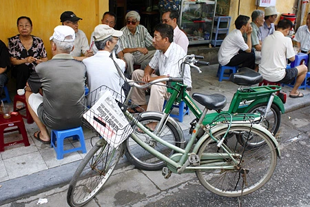 “Cà phê các cụ” trên hè phố cổ ảnh 3 “Cà phê các cụ” trên hè phố cổ ảnh 3