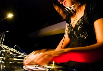 Ngạt thở nữ DJ xinh đẹp bị đánh ghen ảnh 1