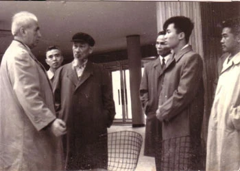 Nguyên Phó Thủ tướng Vũ Khoan (thứ hai từ phải sang) khi tháp tùng Chủ tịch Hồ Chí Minh trong một chuyến công tác.