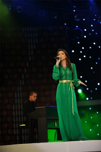 Hồ Ngọc Hà biểu diễn cùng phần đệm đàn của "người cũ" - nhạc sĩ Đức Trí