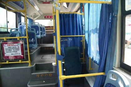 Quây rèm trên xe buýt phục vụ bà mẹ cho con bú ảnh 2