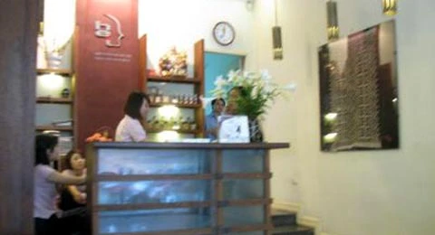 Nhân viên đang tư vấn cho khách hàng có nhu cầu nâng ngực. Ảnh: T.Hà