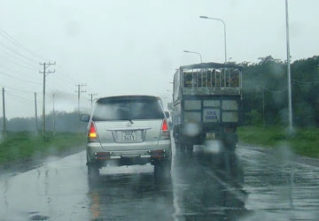 Kỹ năng lái xe trời mưa dành cho giới nữ ảnh 1