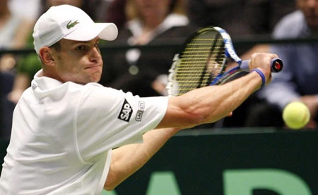 Andy Roddick (Mỹ) trong trận đấu với Marco Chiudinelli - Ảnh: Reuters