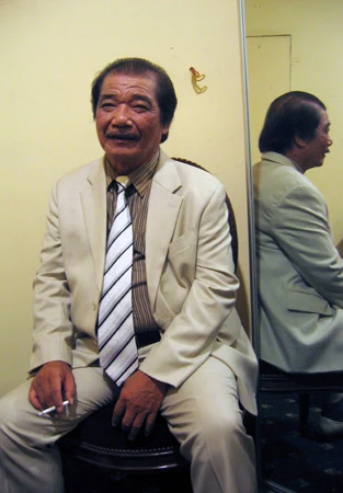 NSND Trần Hiếu lúc chờ biểu diễn.