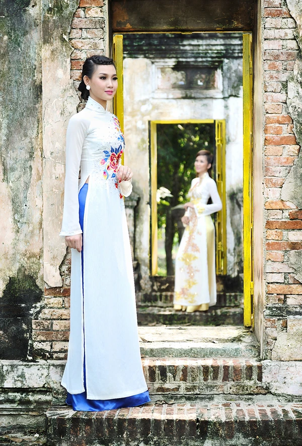 Thanh Trúc tư lự bên cổng đình ảnh 6