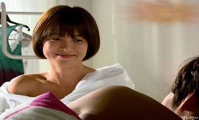 Một cảnh thân mật của Song Hye Kyo và Hyun Bin. Ảnh: Han.