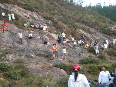 Tường thuật trực tiếp: Trục vớt chiếc xe khách bị lũ cuốn trôi - Phần 1 ảnh 7