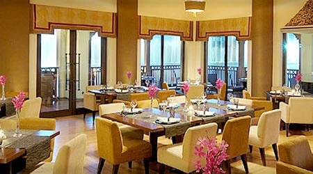 Vào trong tháp Dubai chọc trời vừa bị sét đánh ảnh 5