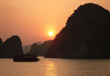 CNN Mỹ ca ngợi cảnh hoàng hôn trên Vịnh Hạ Long ảnh 1