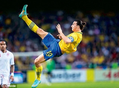 10 khoảnh khắc bóng đá khó quên nhất năm 2012 ảnh 3